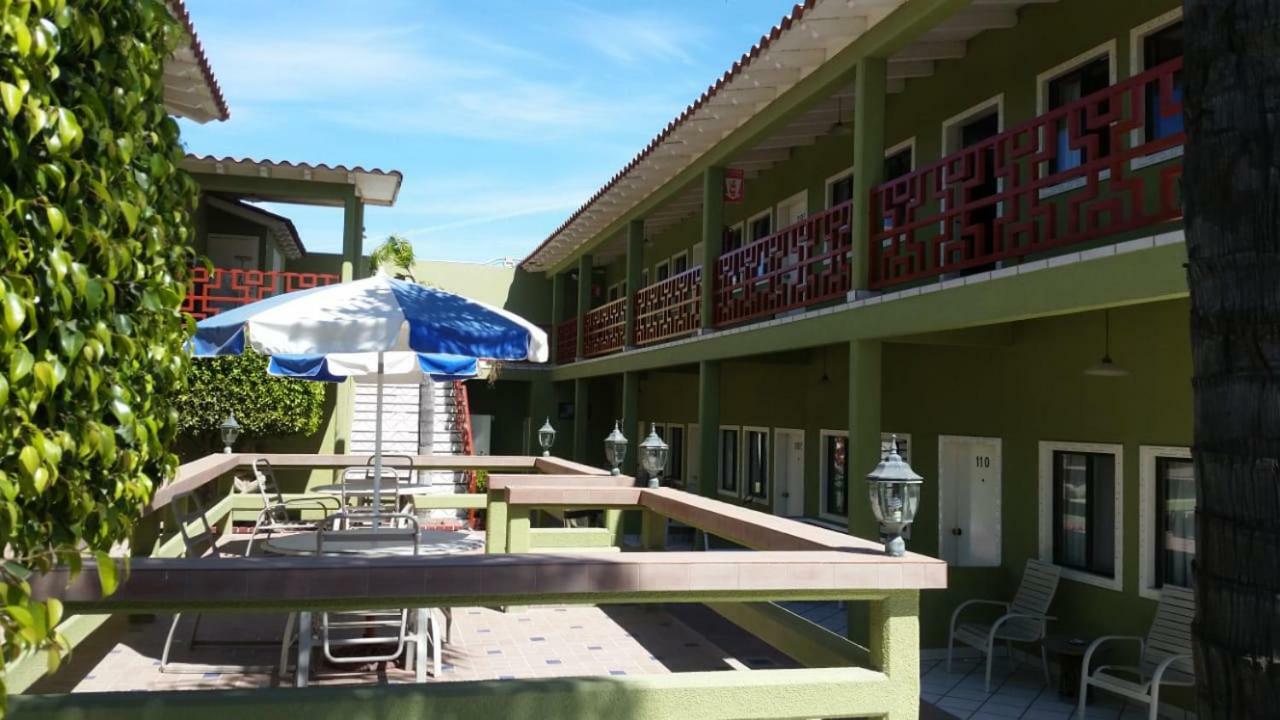 אנסנאדה Hotel Azteca Inn מראה חיצוני תמונה